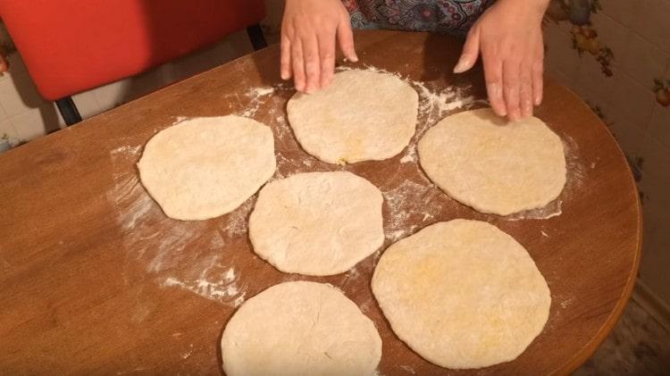 Mettiamo il prodotto risultante con un fondo di cucitura e stendiamo un mattarello in una torta.