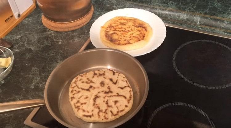 Cuocere khachapuri su kefir in una padella asciutta.