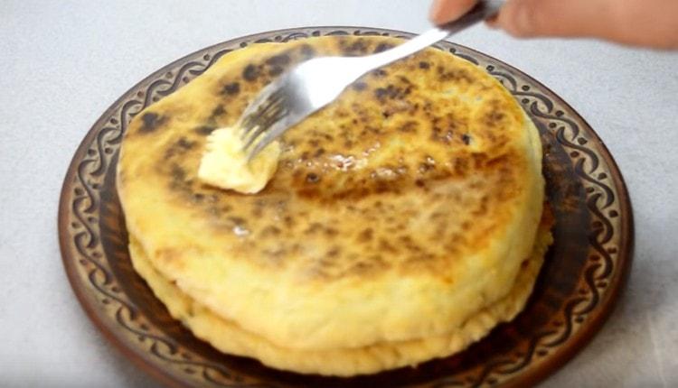 Khachapuri con formaggio, cotto in padella, grasso con burro.