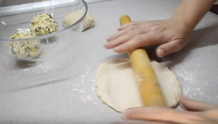 Dividendo l'impasto in palline, ognuna di esse viene arrotolata in una torta.