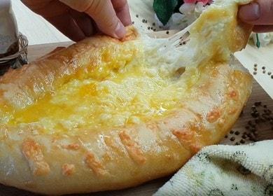 Stiamo preparando il Khachapuri Adjarian secondo una ricetta passo-passo con una foto.