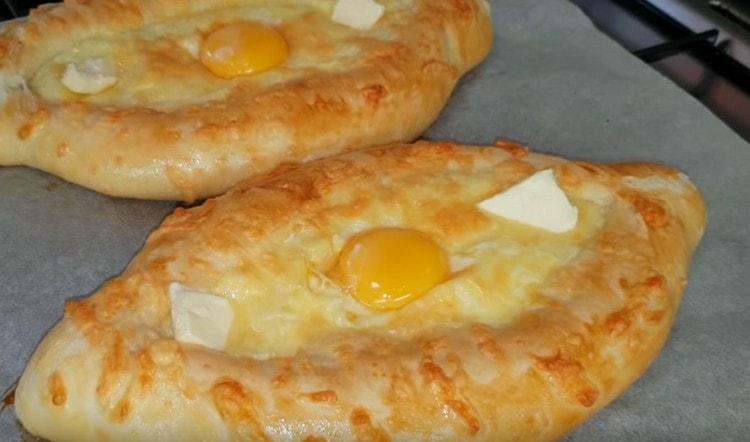 Distribuiamo diversi pezzi di olio in Khachapuri.