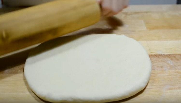 Sbricioliamo l'impasto, lo arrotoliamo in una torta.