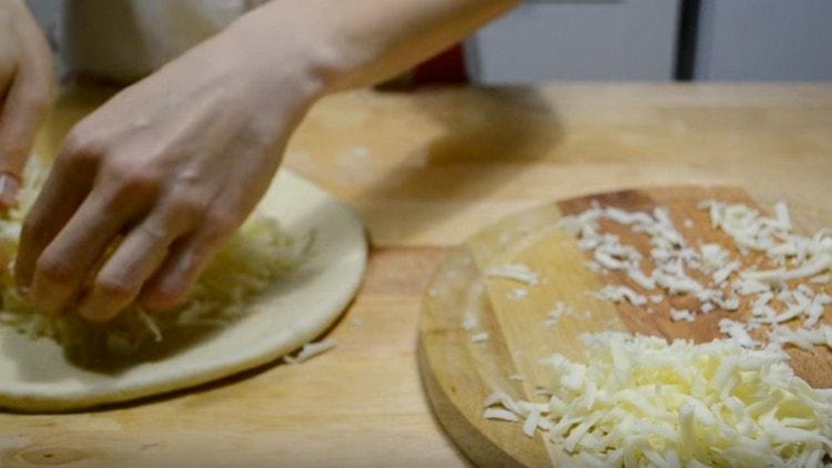 Distribuiamo quasi tutto il formaggio al centro dell'impasto.