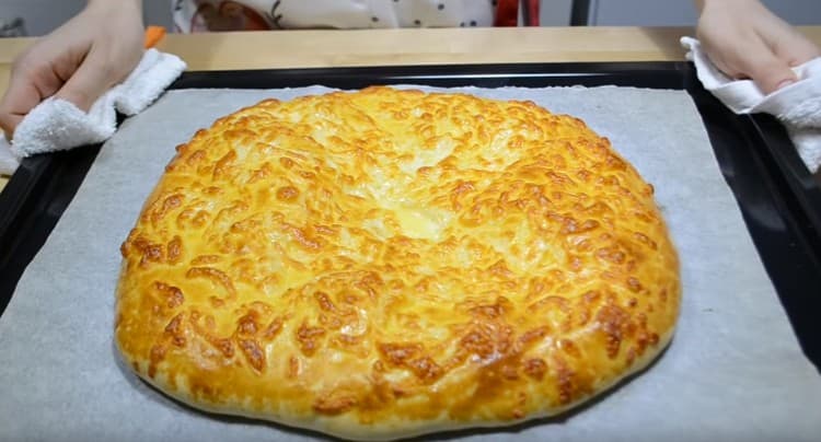 Mingrelian Khachapuri è cotto nel forno.