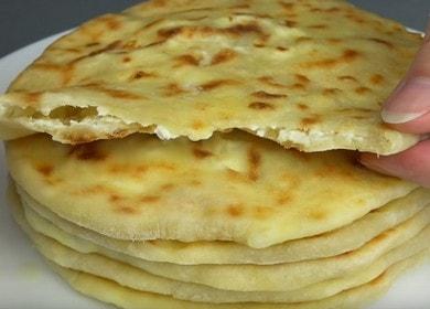 Cuciniamo khachapuri veloci e molto gustosi con formaggio secondo una ricetta passo-passo con una foto.