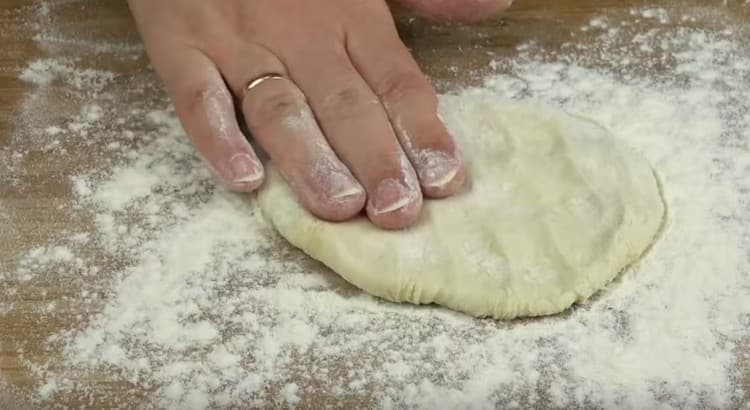 Impastare ogni fetta di pasta in una torta piatta.