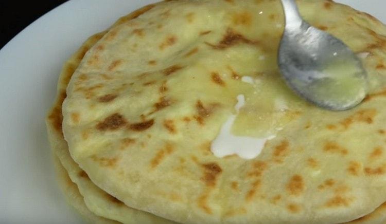 Il khachapuri pronto viene solitamente ingrassato con burro fuso.