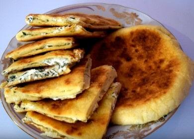 Cucinare deliziosi khachapuri con ricotta secondo una ricetta graduale con una foto.