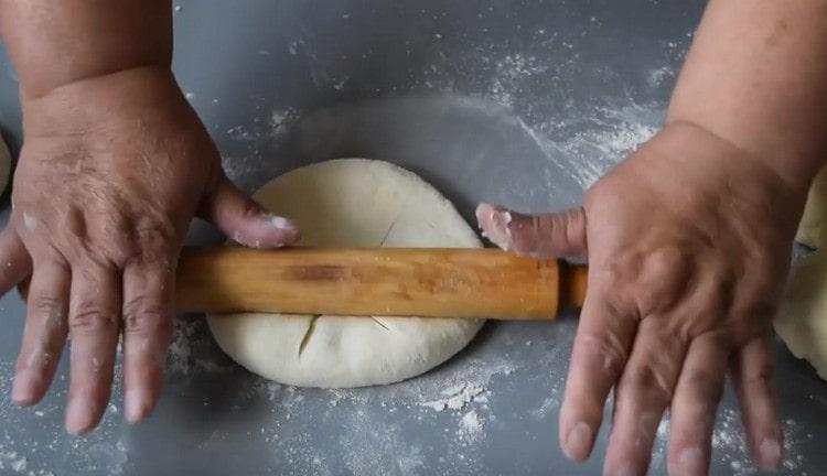 Premere il pezzo a mano e stenderlo leggermente con un mattarello.