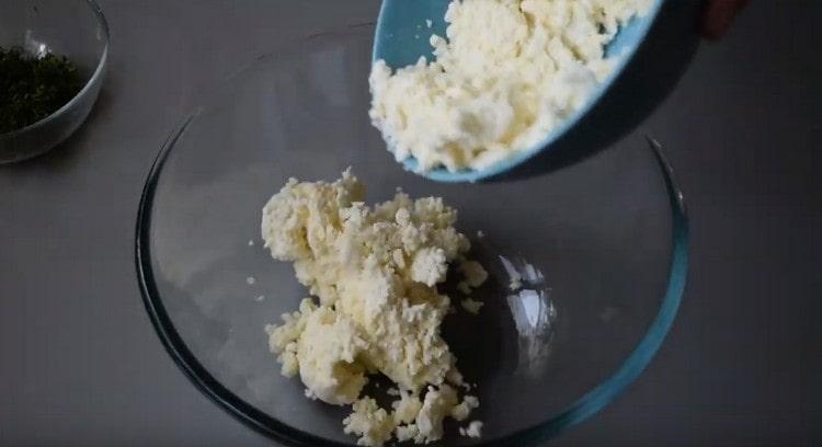 Distribuiamo la ricotta in una ciotola.