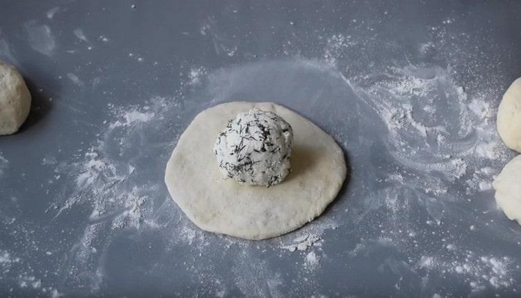 Metti la pallina di riempimento al centro della torta.