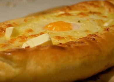 Cucinare khachapuri con uovo secondo la ricetta con una foto.