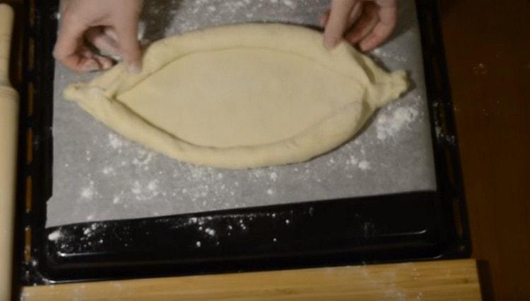 Spostiamo il bianco e la padella coperta di pergamena.