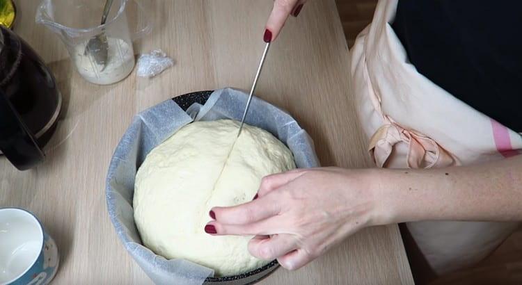 Facciamo tagli sul bianco con un coltello.