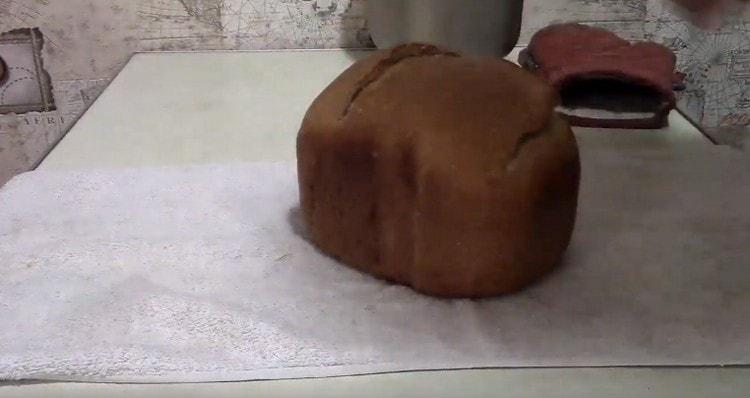 Quindi abbiamo cucinato il pane sul lievito vivo in una macchina per il pane.