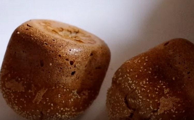 Il pane a lievitazione naturale in una macchina per il pane è molto aromatico e gustoso.