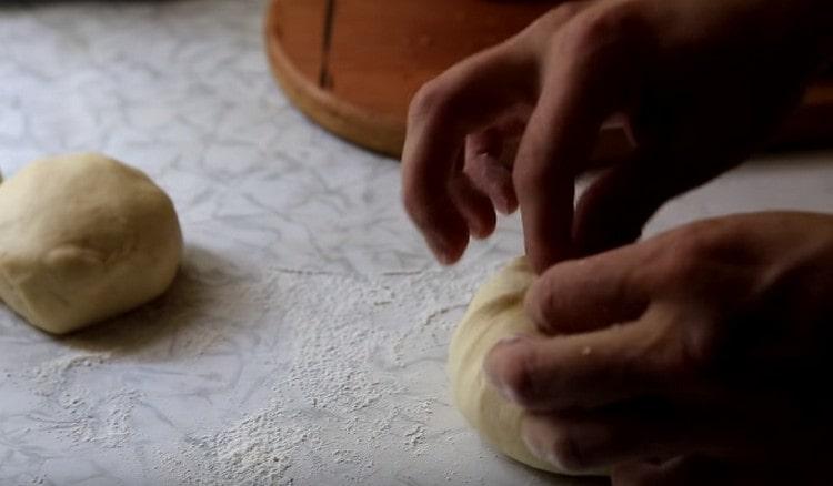 Raccogli i bordi dell'impasto con un sacchetto.