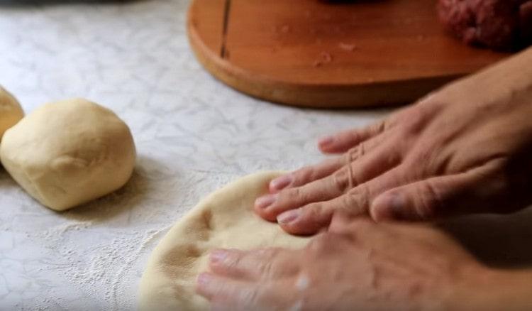 Livellare la torta, attentamente in modo che l'impasto non si strappi.