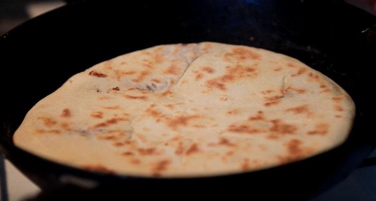 su una padella calda stendiamo le capanne di carne e friggiamo su entrambi i lati.