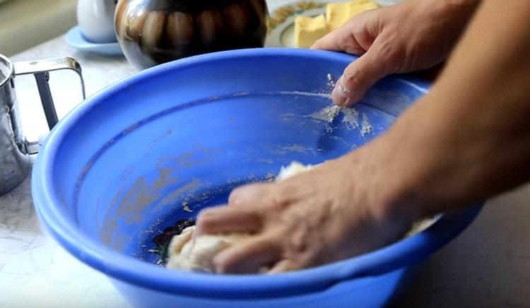 Impastare prima l'impasto in una ciotola, quindi sul tavolo.