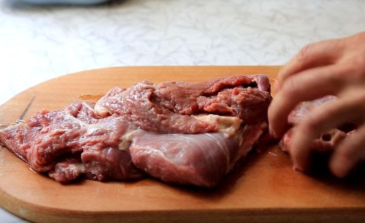 Tagliamo la carne e la passiamo attraverso un tritacarne.