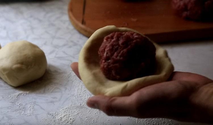 Distribuiamo la polpetta tritata sulla tortilla.