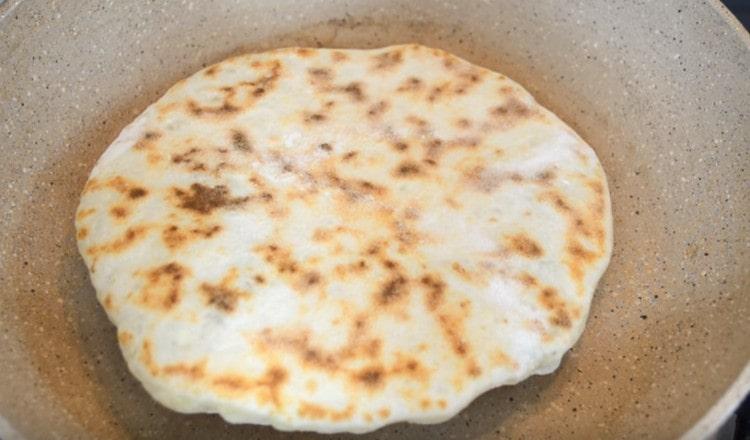 Hrychina preparata fritta con formaggio e patate in padella su entrambi i lati.