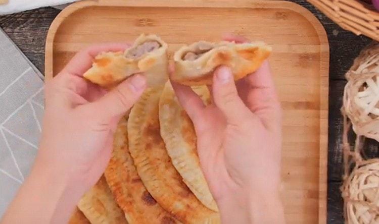 Prepara le chebureks secondo la ricetta classica, è molto gustosa.