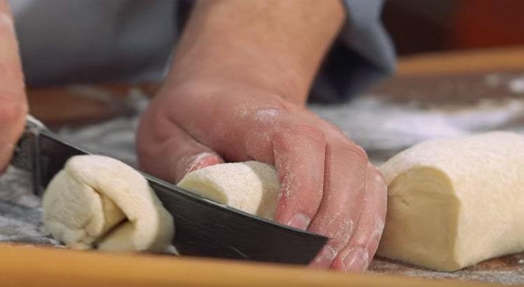 Rotoliamo ogni pezzo di pasta in una salsiccia e la tagliamo in billette porzionate.