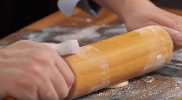 Stendiamo un sottile cerchio di pasta con un mattarello.