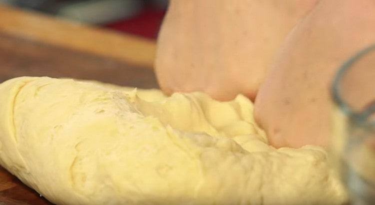 Impastiamo la pasta con le mani.