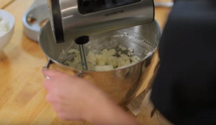 Aggiungi panna acida o yogurt naturale alla crema di formaggio.