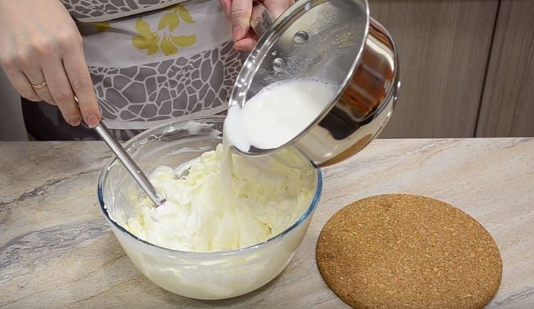 Introduciamo il latte con la gelatina nella massa cremosa.