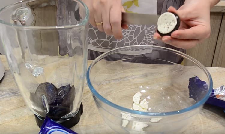 Dividiamo i biscotti Oreo, raschiamo la crema con un coltello in una ciotola.