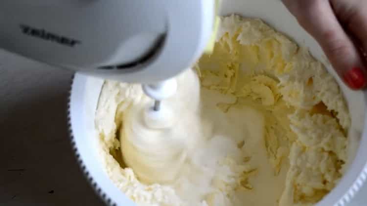 Batti gli ingredienti della cheesecake