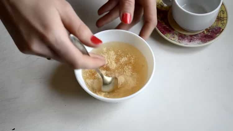 sciogli la gelatina per preparare la cheesecake