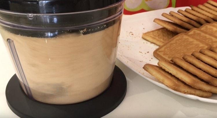 Macina i biscotti di pasta frolla in briciole.