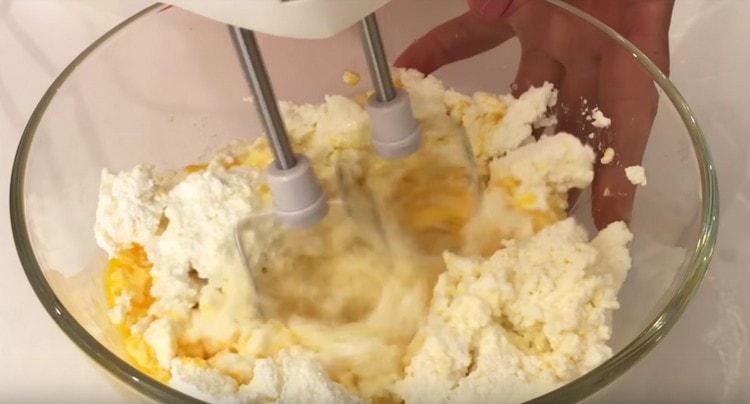 sbattere la ricotta con un mixer con le uova.