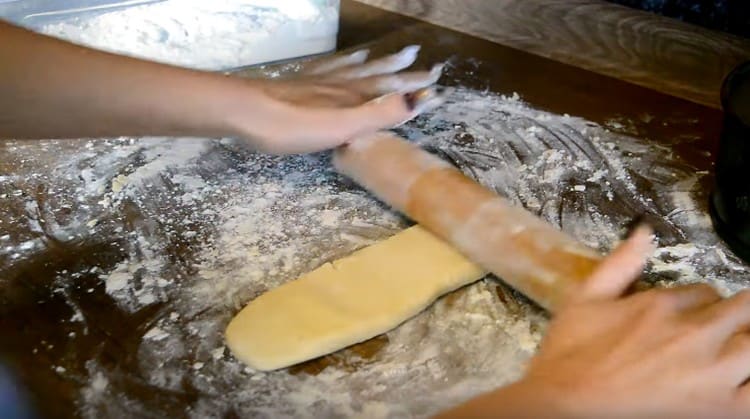 Raccogliamo l'impasto rimasto in una salsiccia e stendiamo i lati della cheesecake.