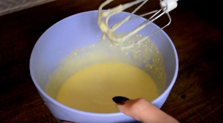 Mescolare gli ingredienti con il mixer, rompendo la ricotta.