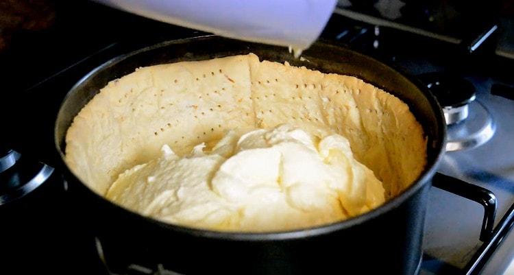 Distribuiamo la cagliata con mascarpone su una base precedentemente cotta.