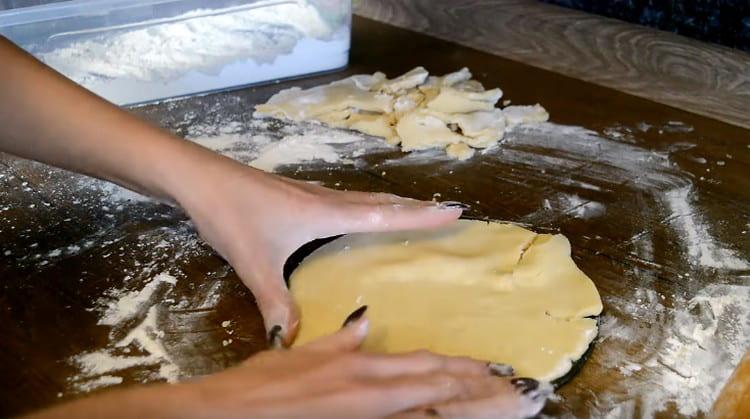 Spostiamo il cerchio risultante dall'impasto sul fondo della forma staccabile.