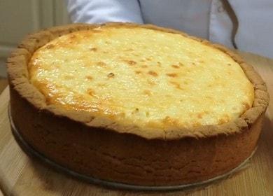 Cheesecake russo con ricotta con pasticcini - un dessert delizioso e semplice con salsa di fragole