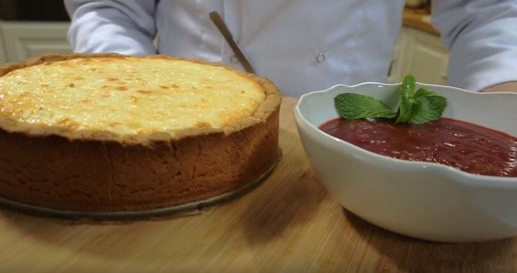 Servire il dessert con l'irrigazione di fragole.