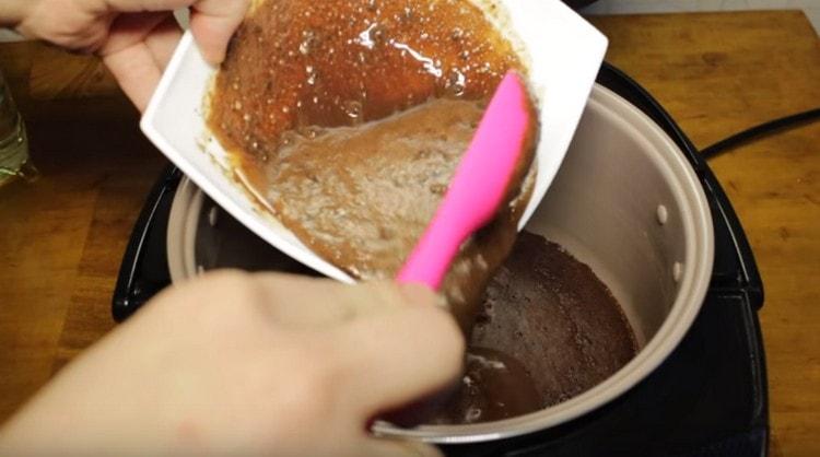 Dall'alto riempiamo una torta quasi pronta con quella metà della massa di cioccolato che è stata lasciata all'inizio della preparazione.