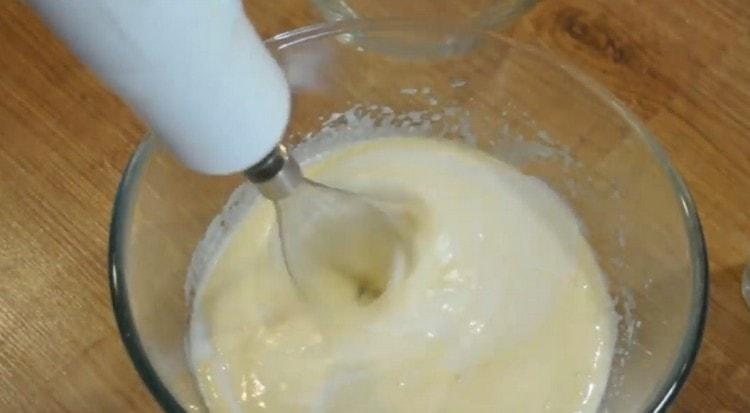 Successivamente, introduciamo un bicchiere di kefir nell'impasto.