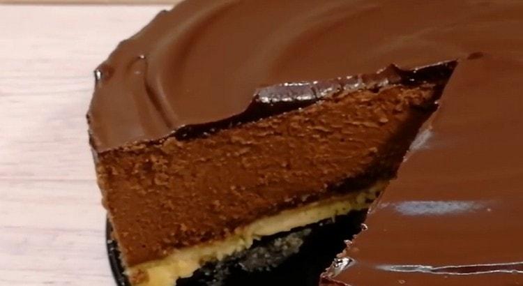 Questa cheesecake al cioccolato è incredibilmente deliziosa.