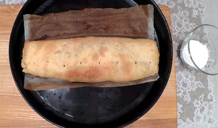 Cuocere rapidamente lo strudel con la ciliegia di pasta sfoglia.