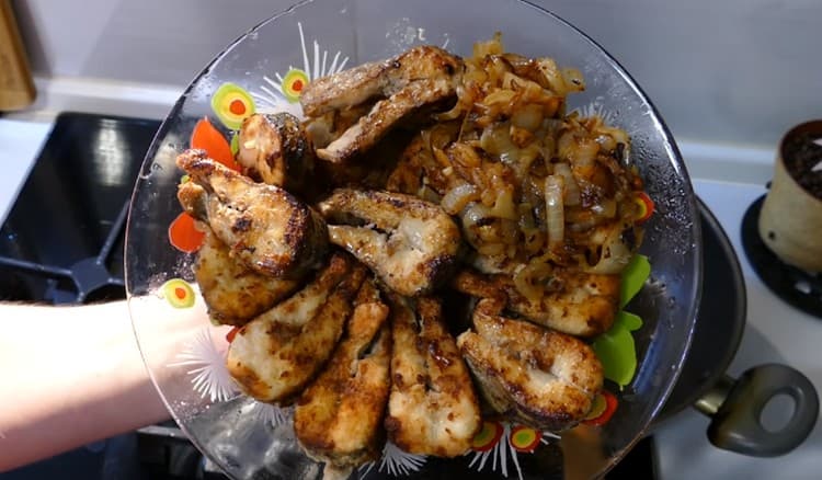 Il luccio fritto in padella sarà ancora più gustoso se servito con tale cipolla.